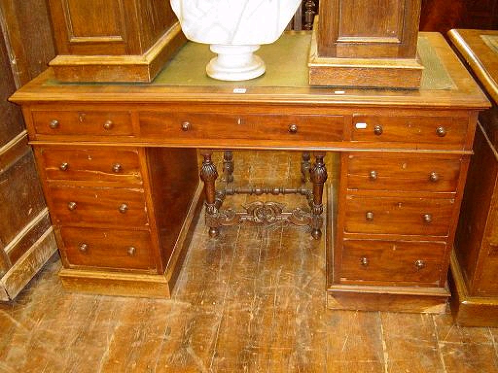 Appraisal: A Victorian mahogany kneehole pedestal desk with inset leatherette top