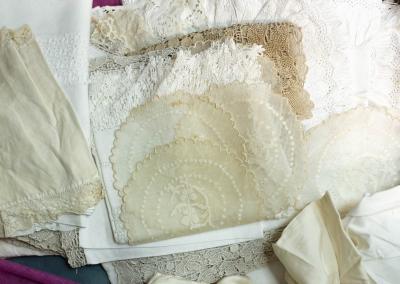 Appraisal: A box of lace table linen and other material