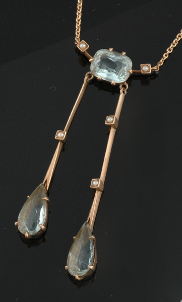 Appraisal: AN EDWARDIAN AQUAMARINE AND SEED PEARL NECKLACE The ct gold