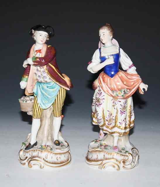 Appraisal: A PAIR OF CHELSEA STYLE FIGURES - a gallant and