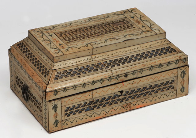 Appraisal: AN EARLY TH CENTURY NAPOLEONIC PRISONER-OF-WAR MADE JEWELLERY CASKET with