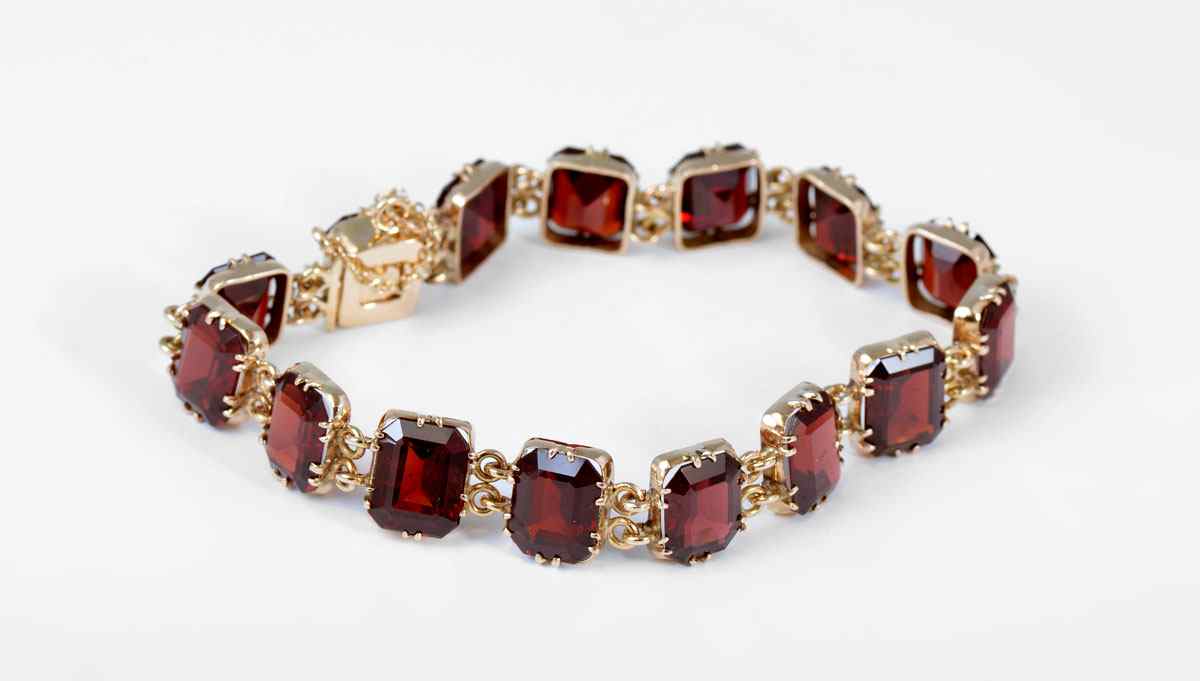 Appraisal: CTW GARNET BRACELET K yellow gold link bracelet of emerald