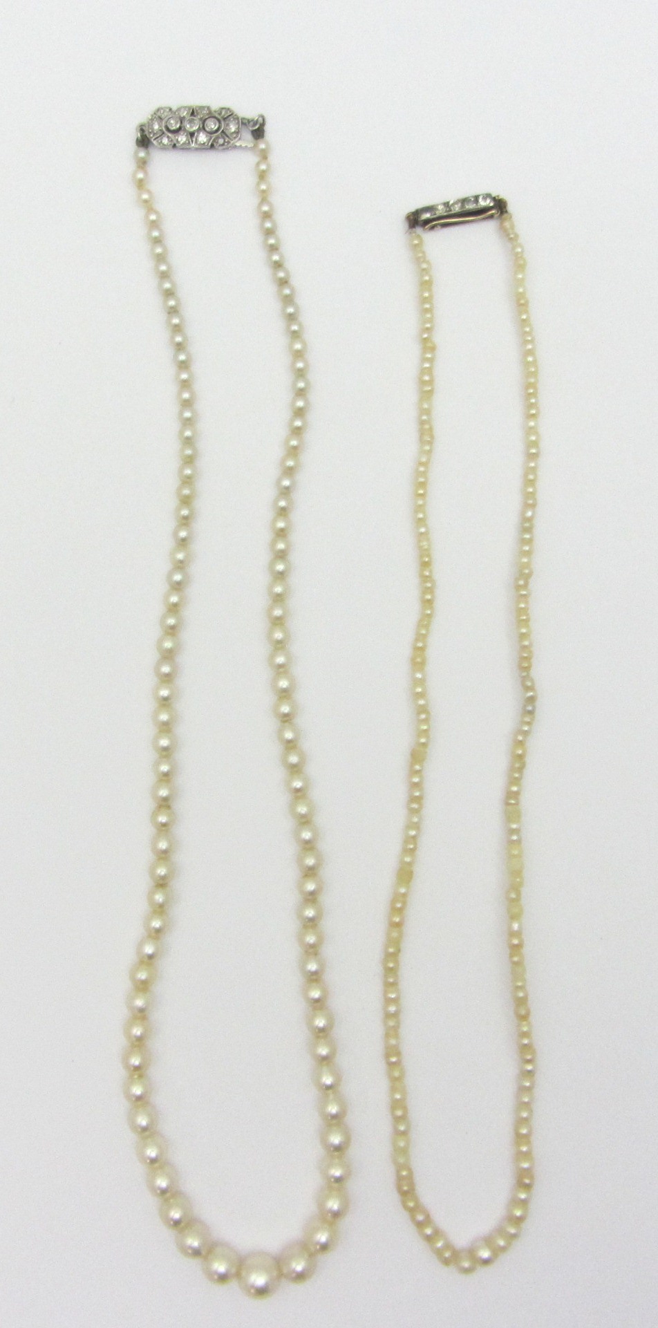 Appraisal: A single row necklace of graduated cultured pearls on a