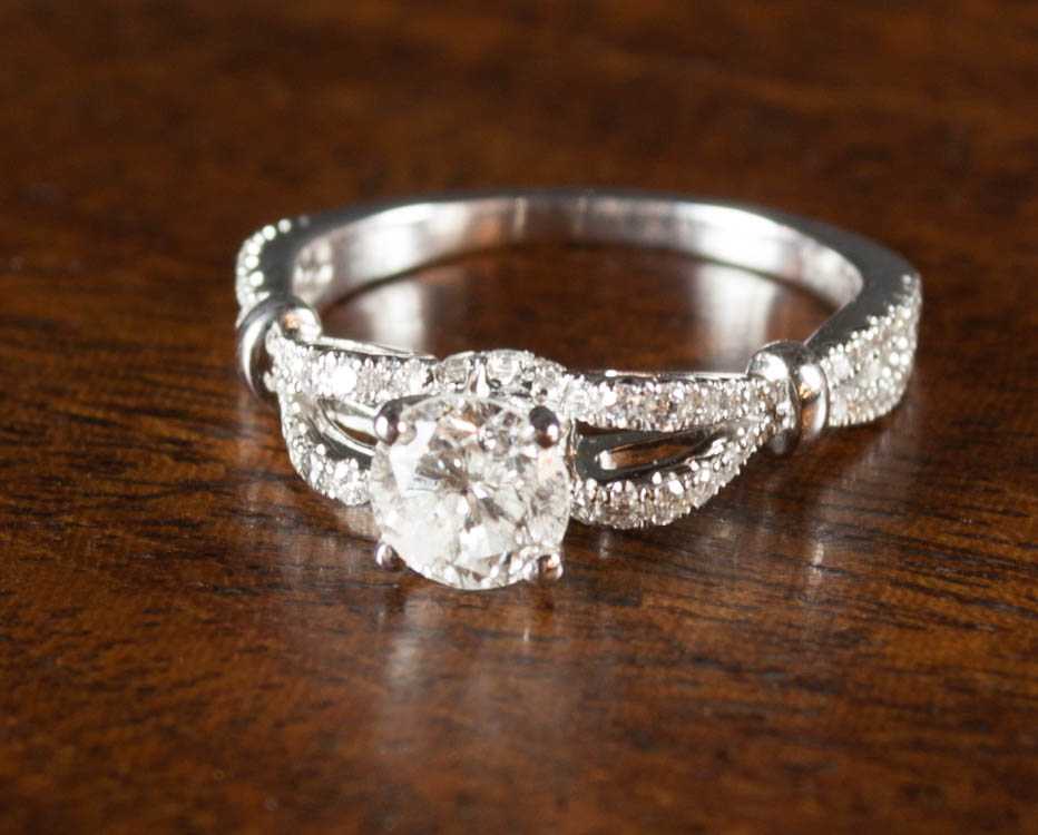 Appraisal: DIAMOND AND EIGHTEEN KARAT WHITE GOLD RING with round-cut diamonds