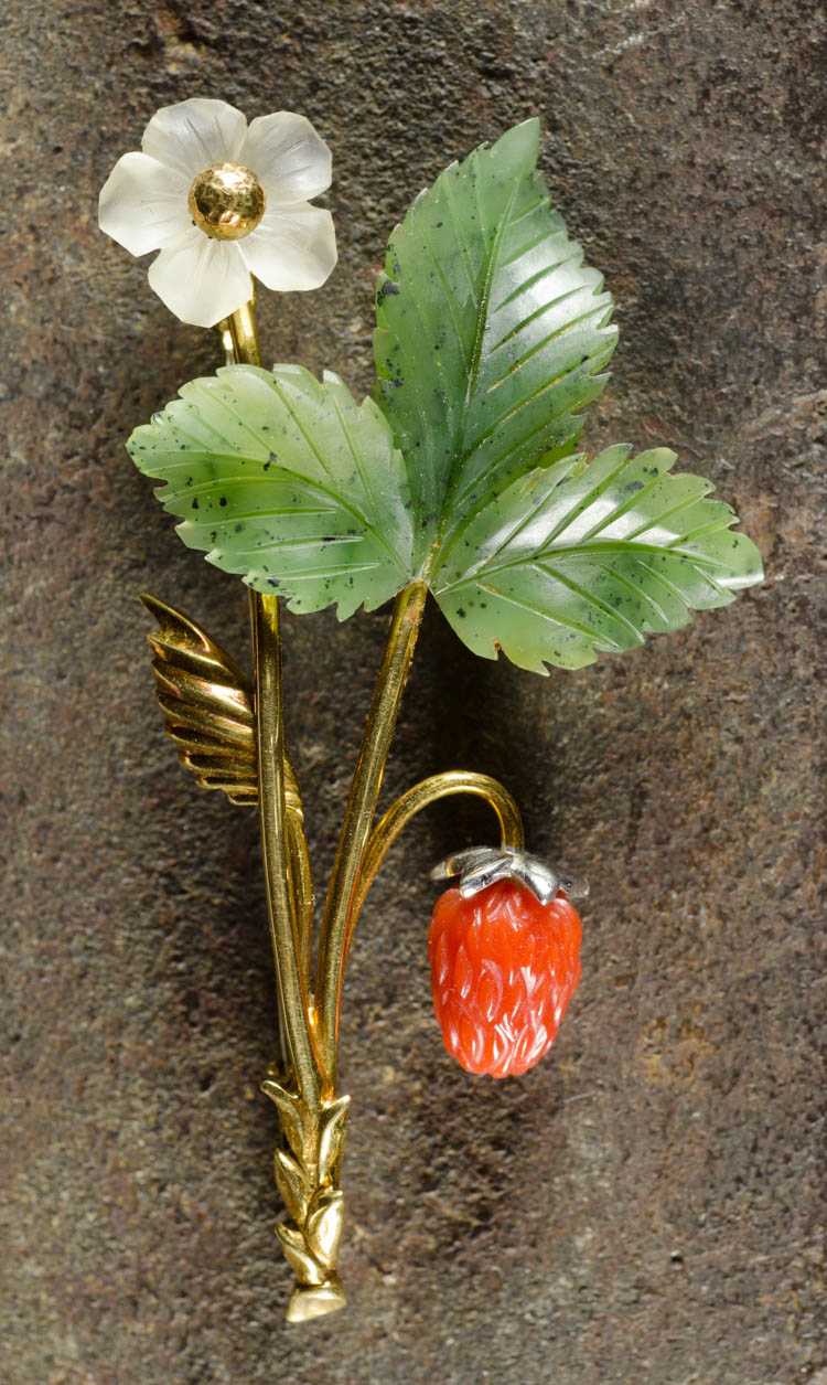 Appraisal: VINTAGE EIGHTEEN KARAT GOLD STRAWBERRY BROOCH with a red chalcedony