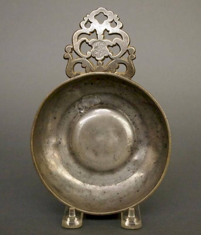 Appraisal: S Hamlin Pewter porringer An early th century Pewter porringer