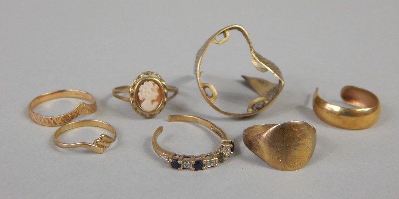 Appraisal: A quantity of rings all broken yellow metal some stone