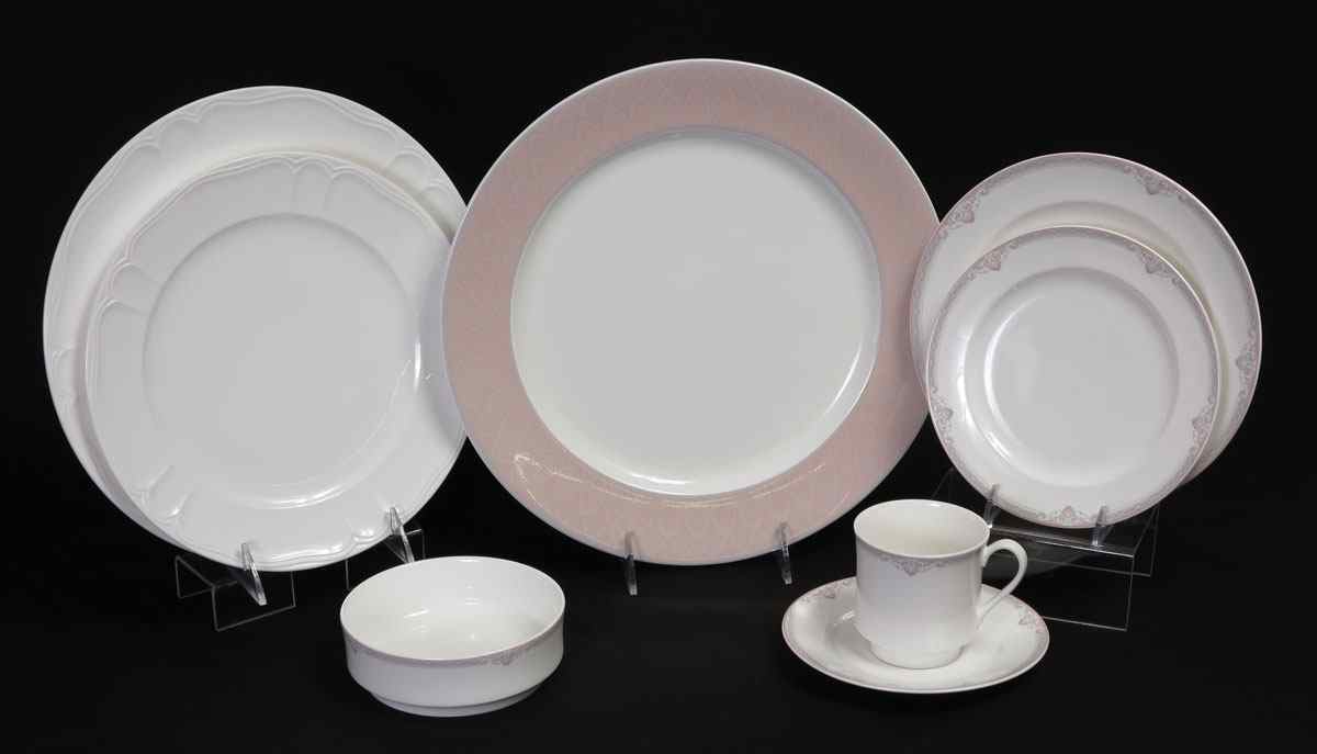 Appraisal: LENOX CHINA FOR IN THREE PATTERNS Approx pieces PEACHTREE chargers