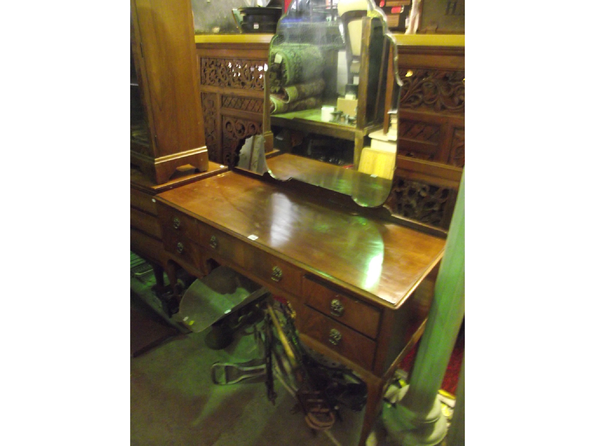 Appraisal: A walnut veneered kneehole dressing table loosely in the Queen