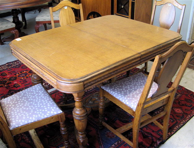 Appraisal: AN OAK DINING TABLE AND CHAIR SET American c 's