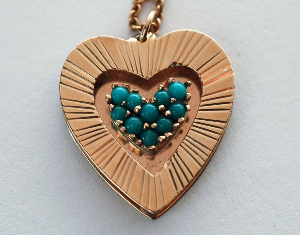 Appraisal: Marked K yellow gold heart shaped pendant with center heart