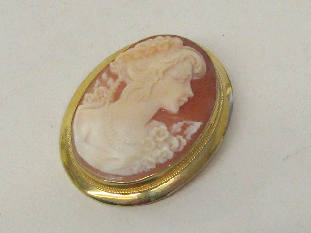 Appraisal: Nine carat gold mounted cameo brooch