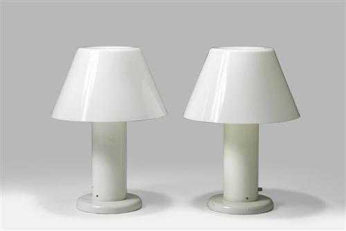 Appraisal: GUZZINI PAIRE DE LAMPES vers M tal laqu blanc et