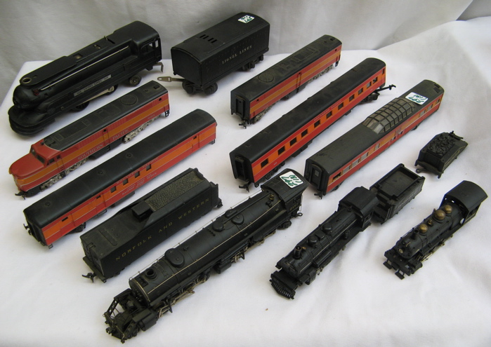 Appraisal: COLLECTION OF TRAINS Lionel O gauge diesel locomotive with tender