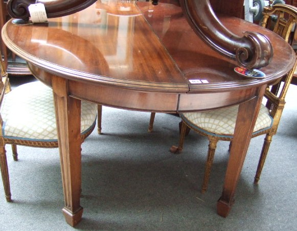 Appraisal: An Edwardian mahogany extending dining table raised on tapering square