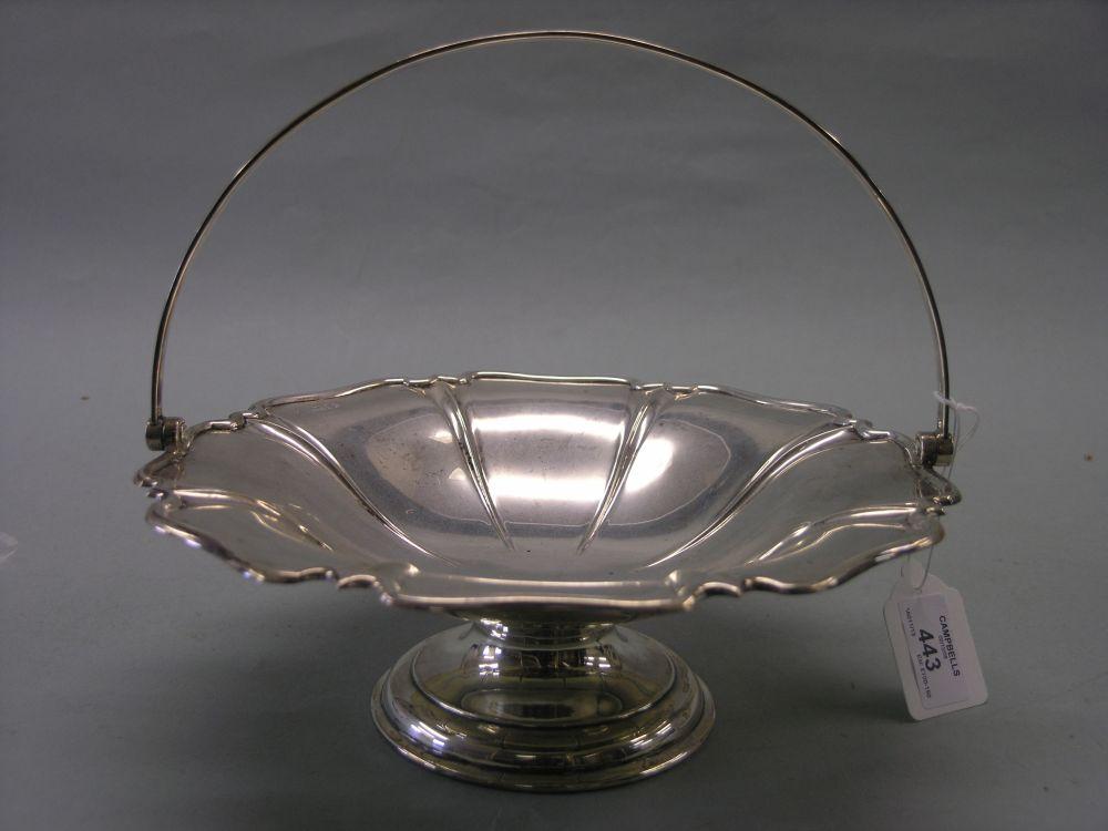 Appraisal: An Edward VII silver bread basket with cast scalloped rim