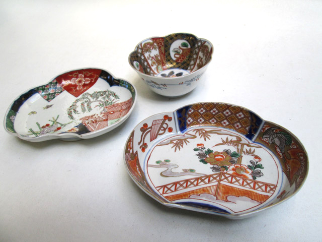 Appraisal: THREE JAPANESE IMARI PORCELAIN BOWLS a bat-shaped sushi bowl L