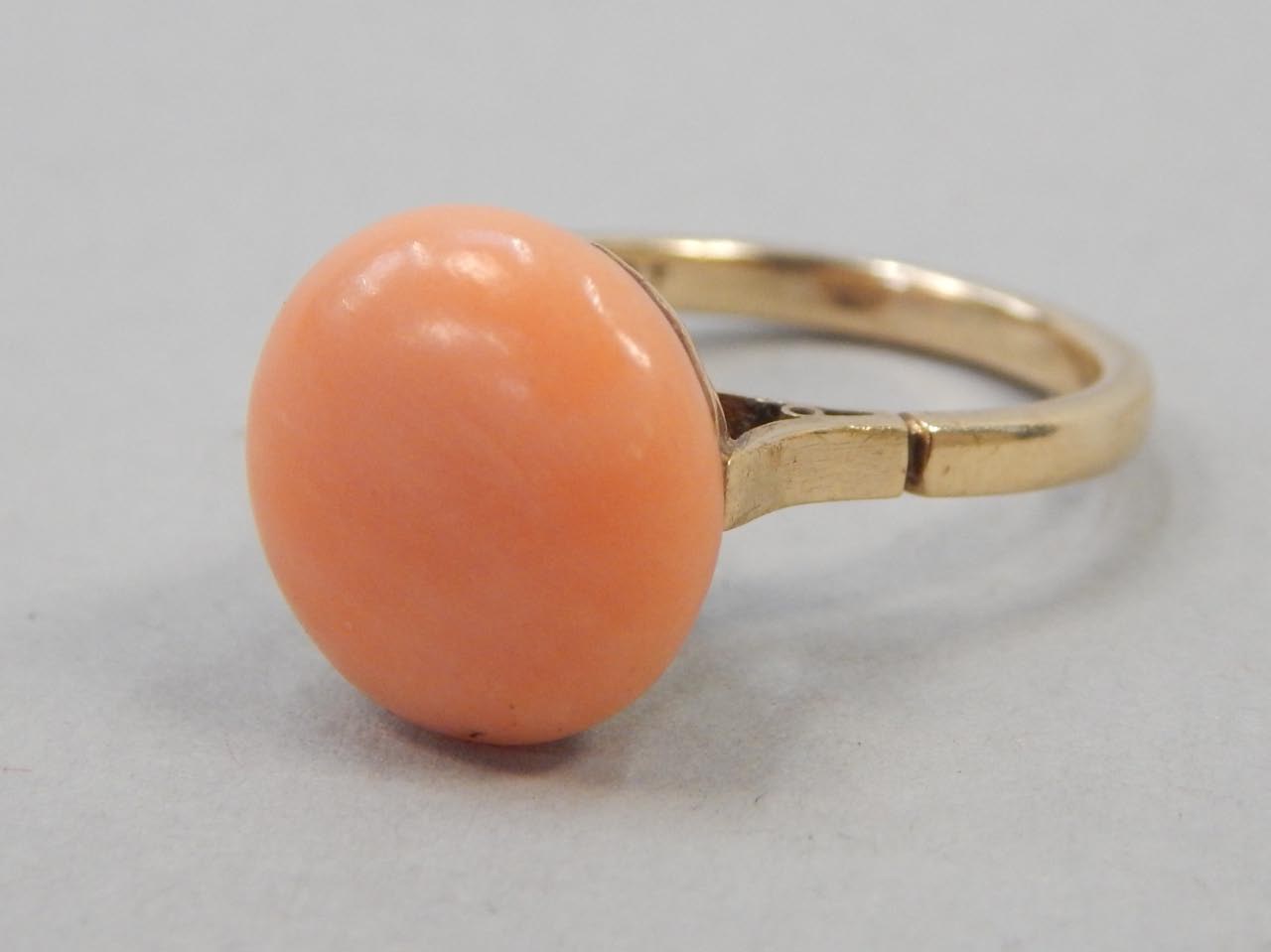 Appraisal: A ct gold dress ring with circular coral on a