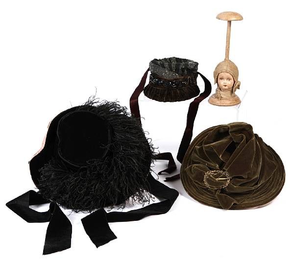 Appraisal: A collection of vintage and antique ladies hats losses damages