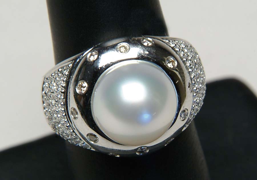 Appraisal: SOUTH SEA PEARL RING Wonderful kt white gold ring has