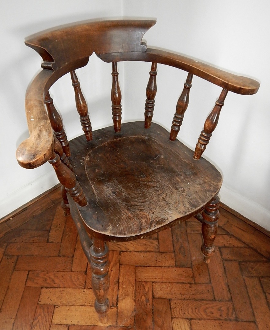 Appraisal: A thC elm and beech smokers bow chair with turned