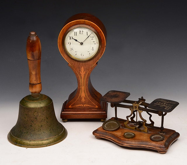 Appraisal: AN EDWARDIAN MAHOGANY AND SATINWOOD INLAID MANTEL CLOCK with circular