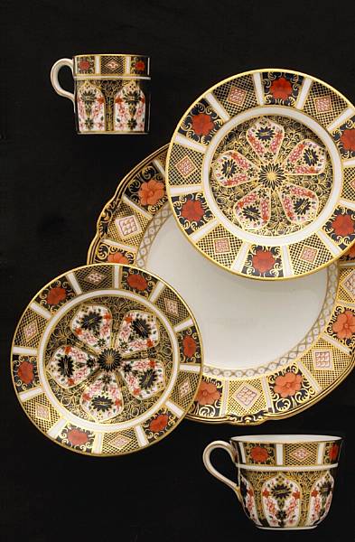 Appraisal: Comprising twelve dinner plates diameter in twelve luncheon plates diameter