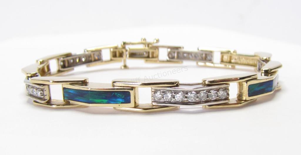 Appraisal: A K yellow gold heavy link bracelet with opal inlay