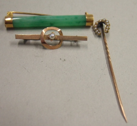 Appraisal: An Oriental gold mounted jade baton shaped brooch a seed