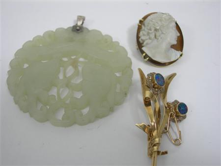 Appraisal: An oval hardstone cameo brooch carved with a classical portrait