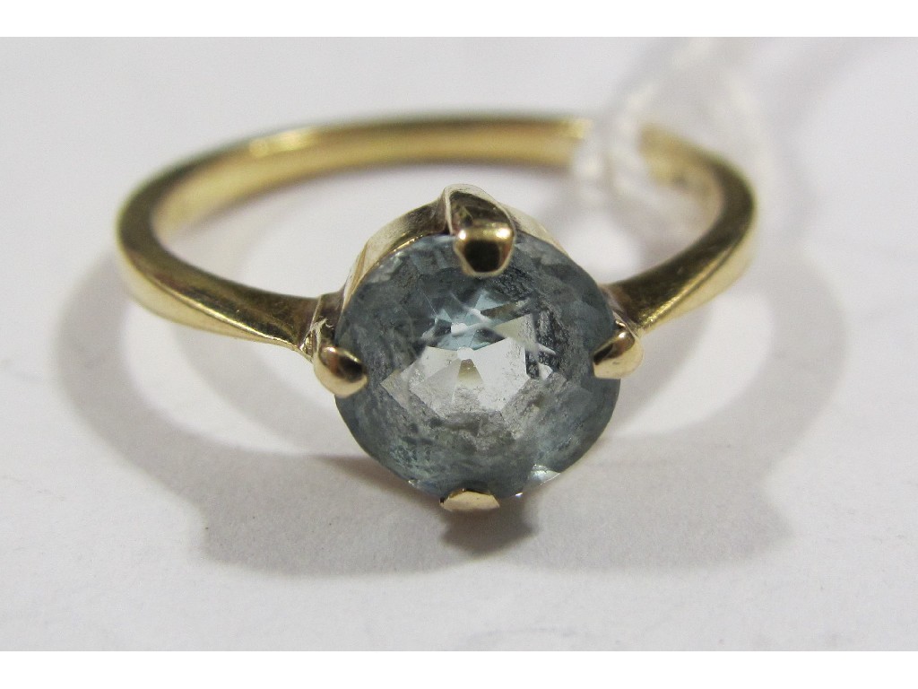 Appraisal: Eighteen carat gold aquamarine single stone ring