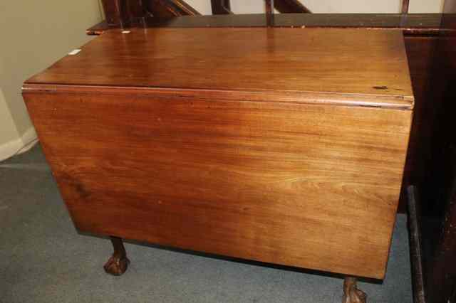 Appraisal: A TH CENTURY MAHOGANY DROP LEAF DINING TABLE on cabriole