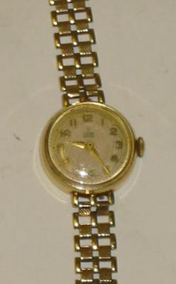 Appraisal: A LADY'S TUDOR ROLEX CT GOLD WATCH the winding movement