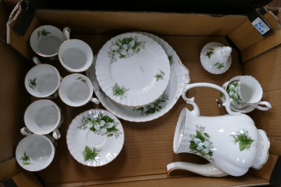 Appraisal: A collection of Royal Albert Trillium coffee ware to include