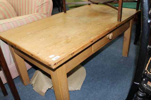 Appraisal: AN ANTIQUE PINE LOW TABLE with single frieze drawer and