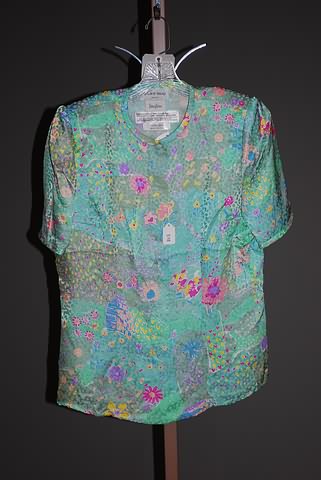 Appraisal: Andr Laug green floral short sleeve silk blouse Size M