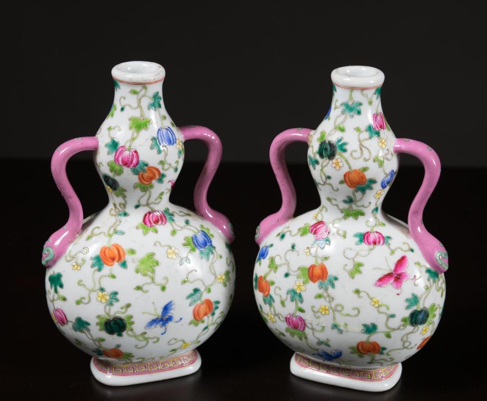 Appraisal: CHINESE PORCELAIN FAMILLE ROSE ENAMELED VASE of double gourd form