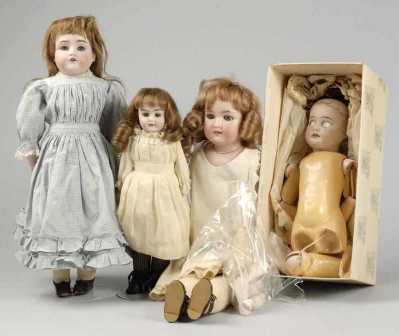 Appraisal: Lot of German Bisque Child Dolls Description shoulder head dolls