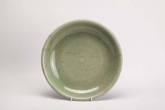 Appraisal: A CHINESE POTTERY CIRCULAR SHALLOW BOWL with crackle celadon glaze