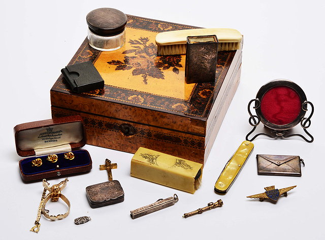 Appraisal: A TUNBRIDGEWARE BOX containing a quantity of bijouterie to include