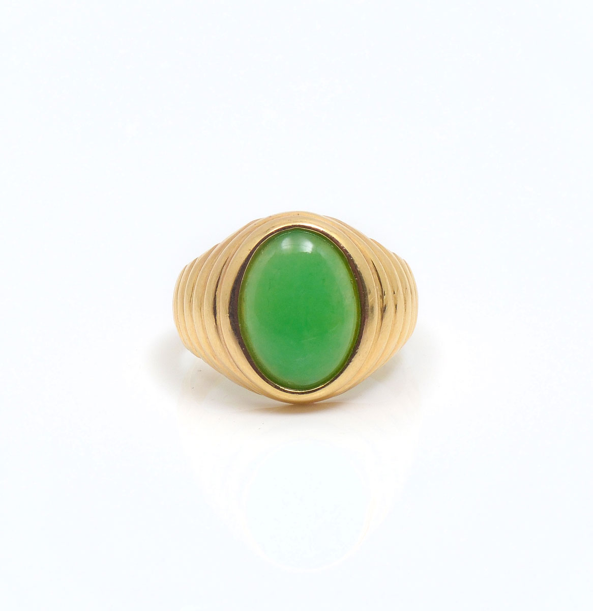 Appraisal: K OVAL RIBBED CABOCHON JADE RING K yellow gold ring