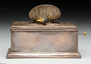 Appraisal: th Century Bird in Snuff Box in Silver Case No