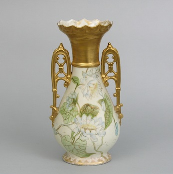 Appraisal: A Hand Painted Nippon Style Vase A hand painted Nippon