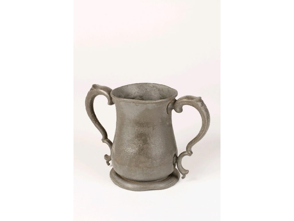 Appraisal: A TWO HANDLED PEWTER QUART LOVING CUP with twin scrolling