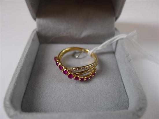 Appraisal: A RUBY AND DIAMOND DRESS RING IN CT GOLD WITH