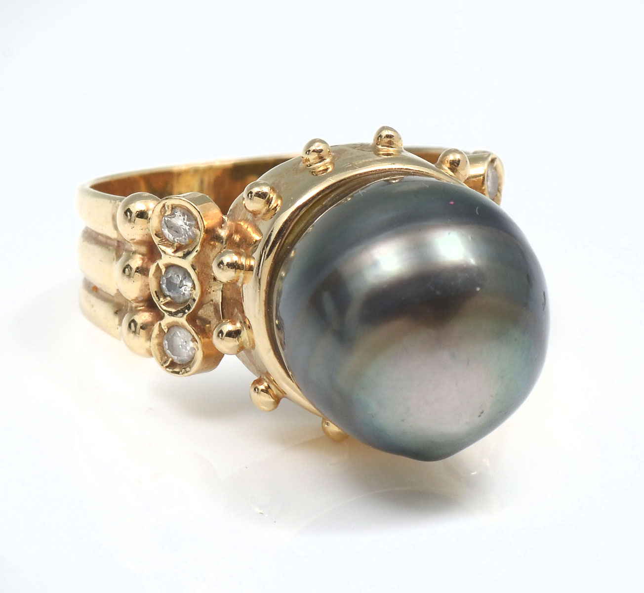 Appraisal: K CULTURED PEARL RING K yellow gold ring contains one