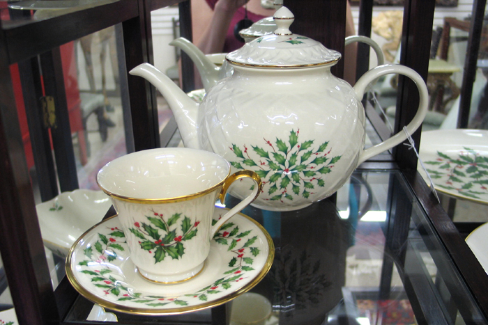 Appraisal: A PIECE LENOX FINE CHINA SET in the Holiday pattern