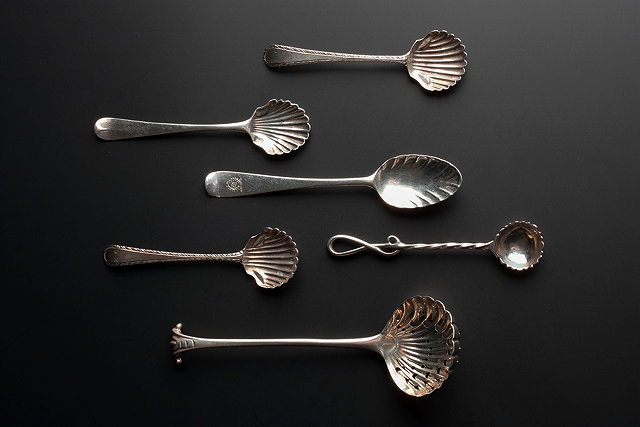 Appraisal: A SILVER ONSLOW PATTERN SIFTER SPOON with a pierced shell