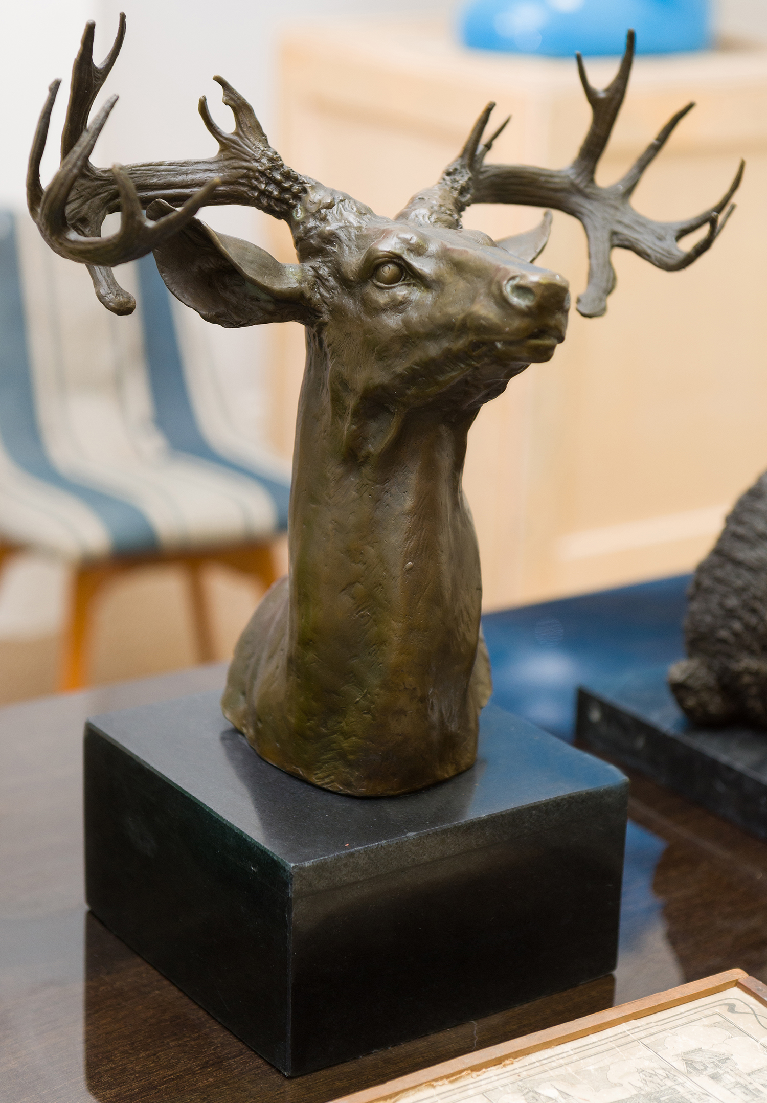 Appraisal: A BRONZE BUST OF A FALLOW DEER MOUNTED ON A