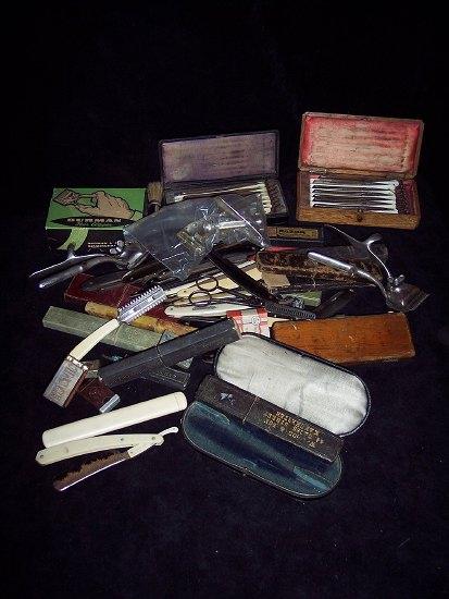 Appraisal: A large collection of gentleman's razors hair clippers and accessories